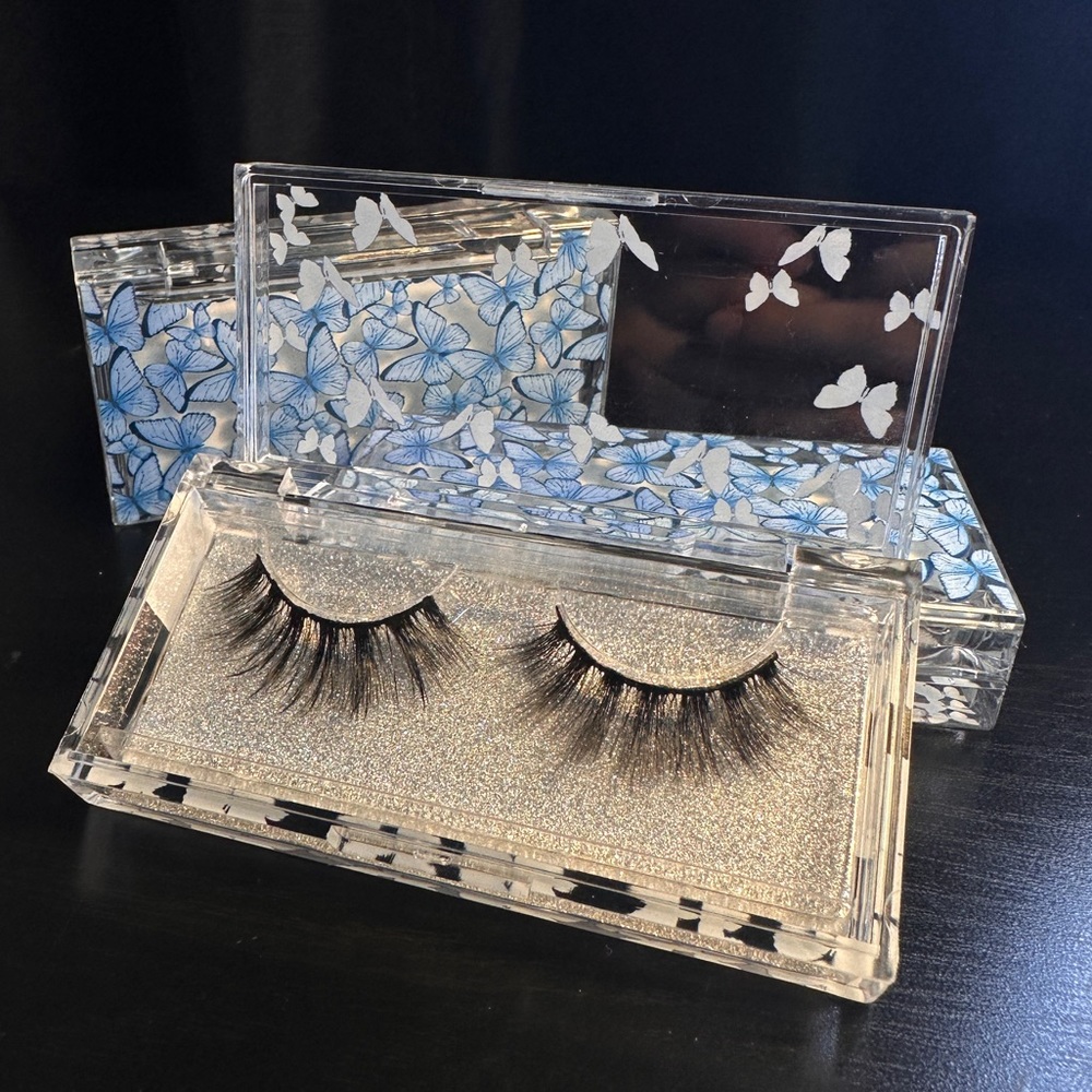 Luxurious sealed mink lashes in « Sky » by SkyLux Lashes